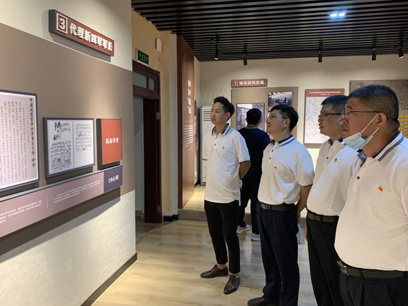 3、察看展覽.jpg